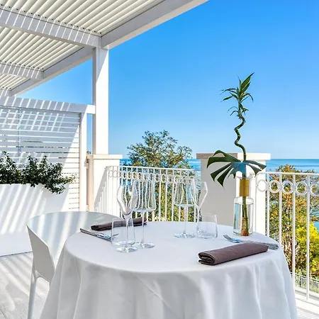 Hotell Supporter Deluxe 5*